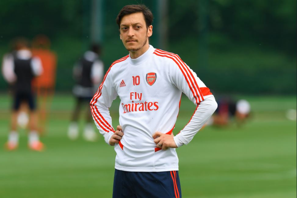 Mesut Ozil ayaa bartiisa Twitter-ka soo dhigay