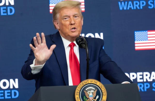 Muxuu Trump u diiday inuu saxiixo biilka