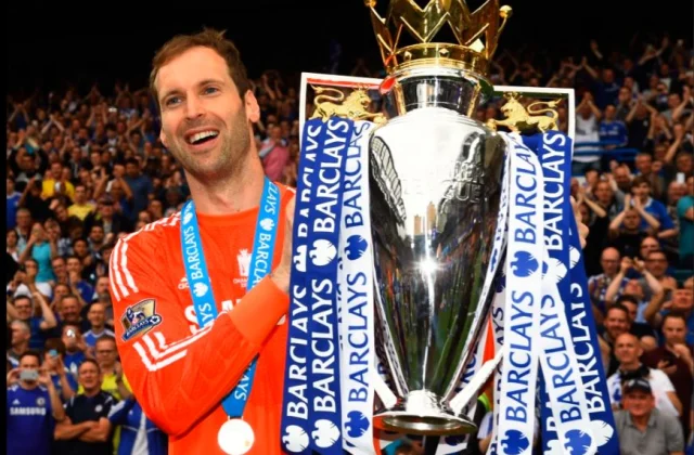 Petr Cech ayaa ku soo laabtay garoomada