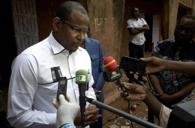 State security releases two people, armed men at Boubou Cissé