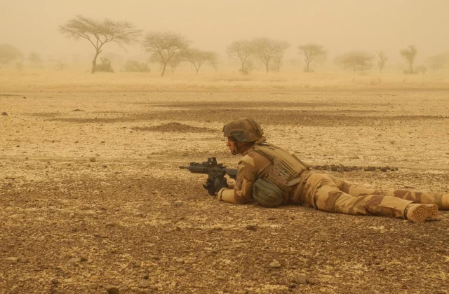 The Chief of Staff of the French armies meets the soldiers from Operation Barkhane