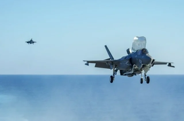 US plane carriers arrive off the coast of Somalia to stream 700 troops and equipment