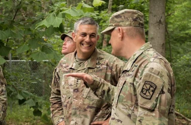 Uhuuro Kenyatta iyo taliyaha Africom oo ka wada hadlay