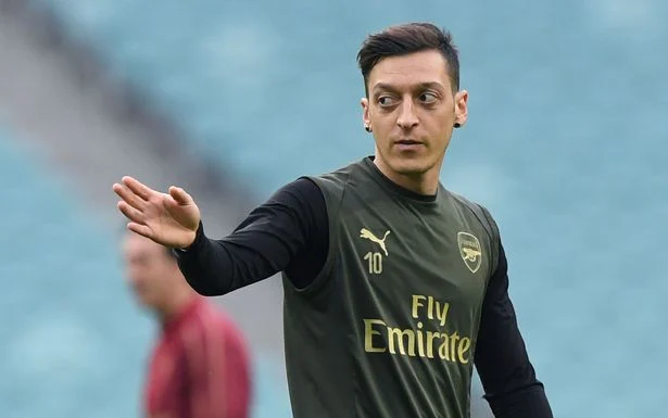 Wakiilka Mesut Ozil ayaa afka furaya
