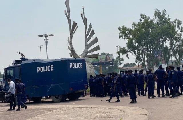 deputies and activists in the assembly for the suspension between Kabila and the Tshisekedi camps