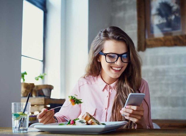 40 weight loss tips that help you drop more pounds 220 girl eating salad
