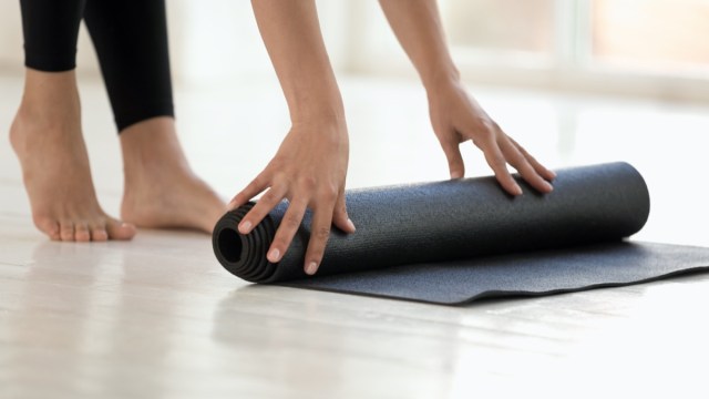 woman wearing black leggings ready or start running through carpet