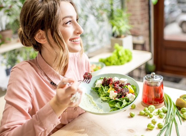 the perfect 30 second weight reduction trick, 28 happy woman eating a healthy meal