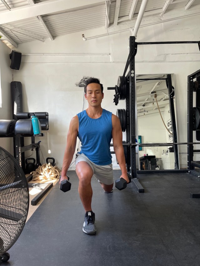 tim liu does a dumbbell split squat