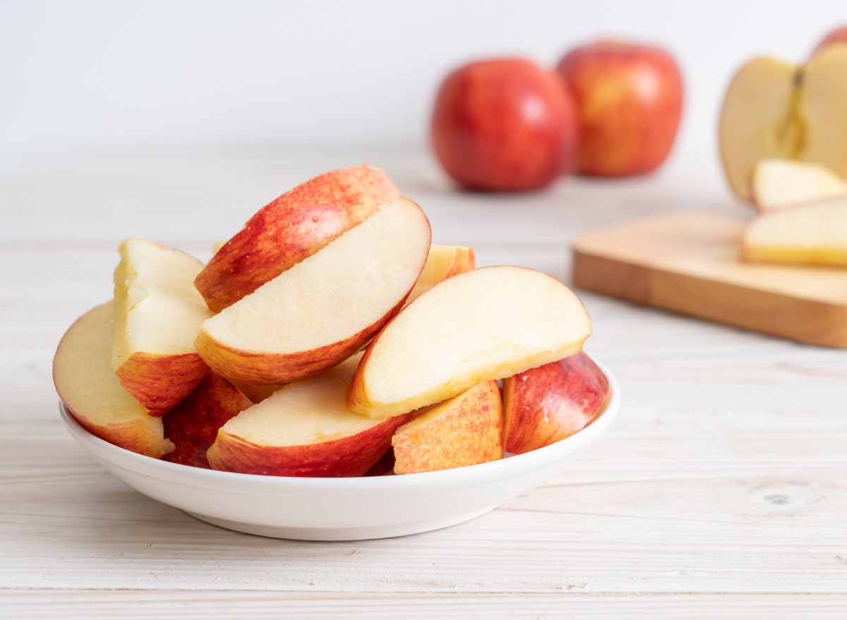 2 Reasons Why You Should Be Eating Apples Right Now