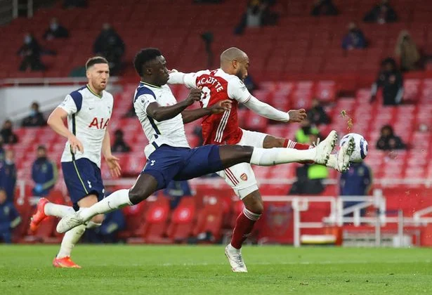 Alexandre Lacazette iyo Jose Mourinho oo wada jira
