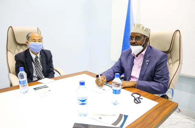 Axmed Madoobe iyo Donald Yamamoto oo wada jira