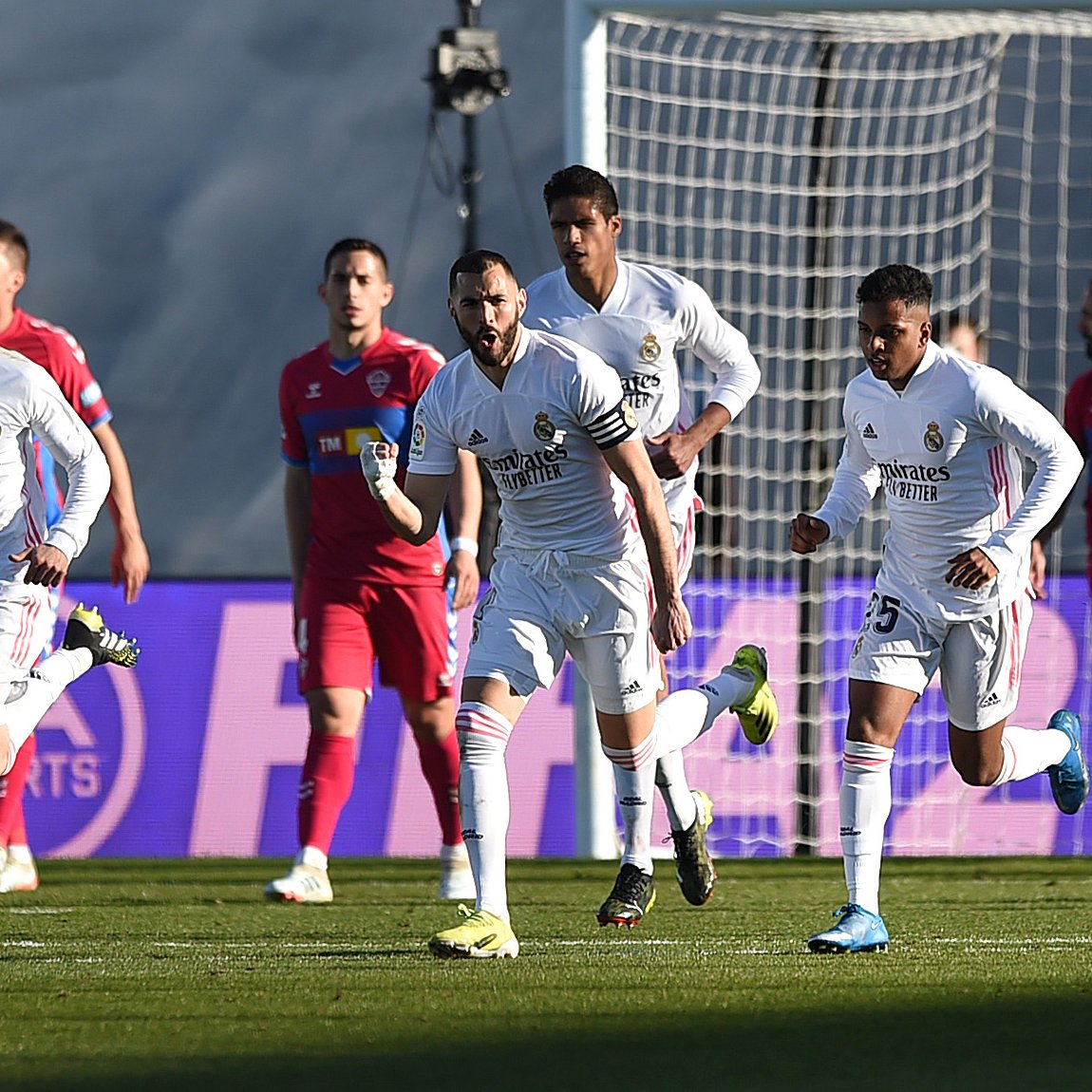 Benzema wuxuu ku dhintey seddex dhibcood