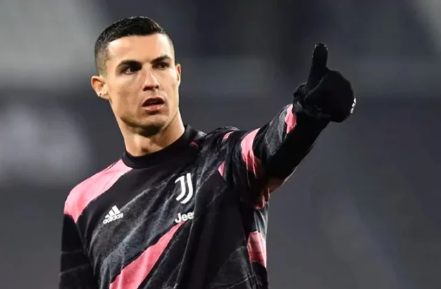 Bruno Fernandes ayaa difaacay Cristiano Ronaldo