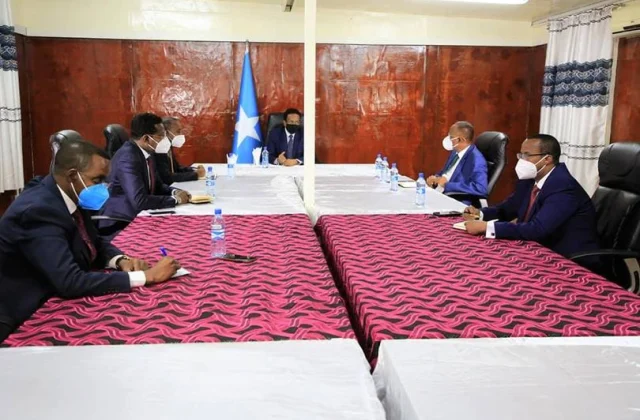 Farmaajo iyo maamulada taabacsan oo shir uga