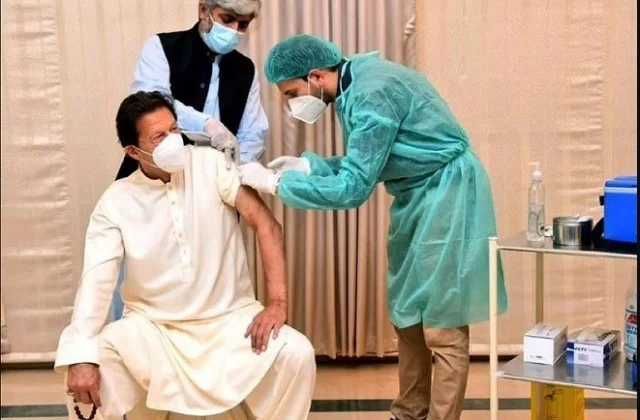 Imran khan oo Covid-19 ku dhacay xili laga tallaalay