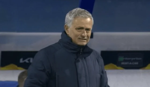 Jose Mourinho Oo Deg-Deg U Booqday Qolka Labiska