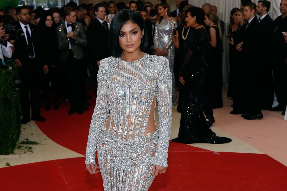 Kylie Jenner simply shared her precise exercise for a flat abdominal