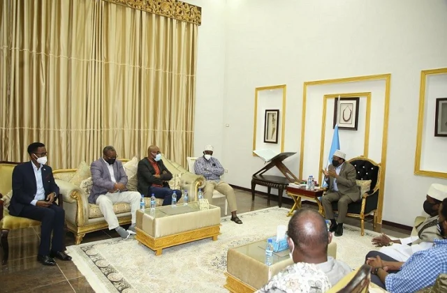 Mudane Farmaajo muxuu kala hadlay reer Cali?