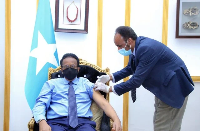 Madaxweyne Farmaajo oo Villa Somalia ku qaatey tallaalka Covid-19.