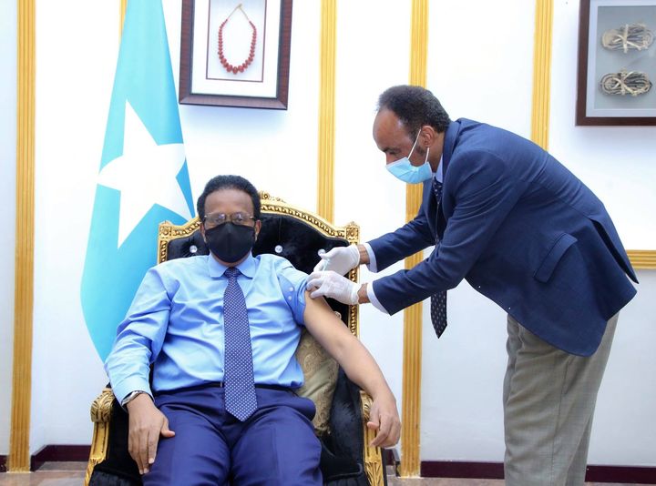 Madaxweyne Farmaajo oo Villa Somalia ku qaatey tallaalka Covid-19.
