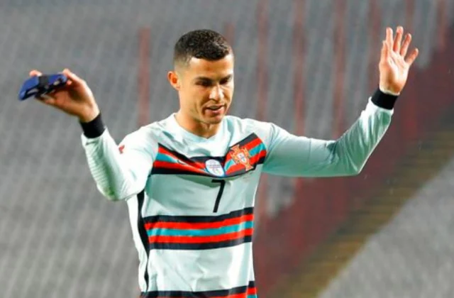 Maradii Kabtanka Ee Uu Cristiano Ronaldo Dhulka Ku