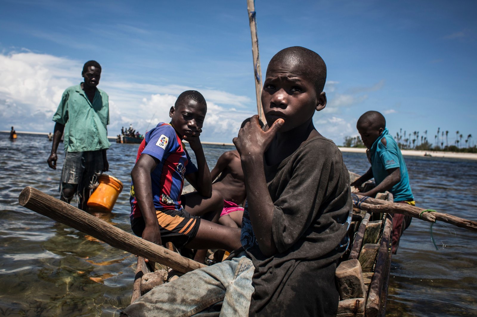 Mozambique militants neck right children, Save the