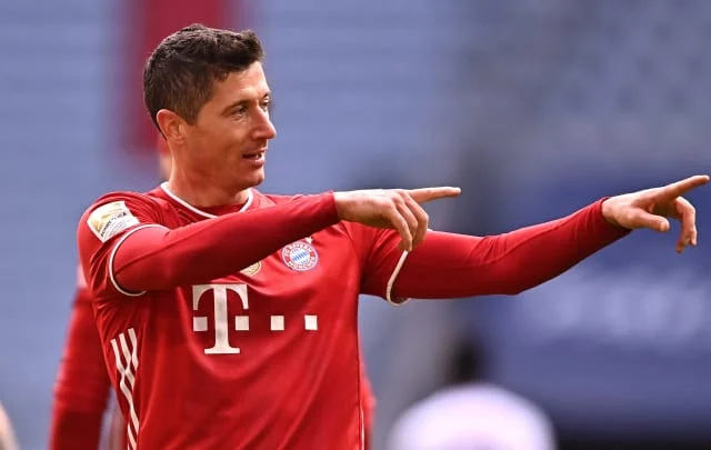 Robert Lewandowski ruled out for four weeks with a knee injury
