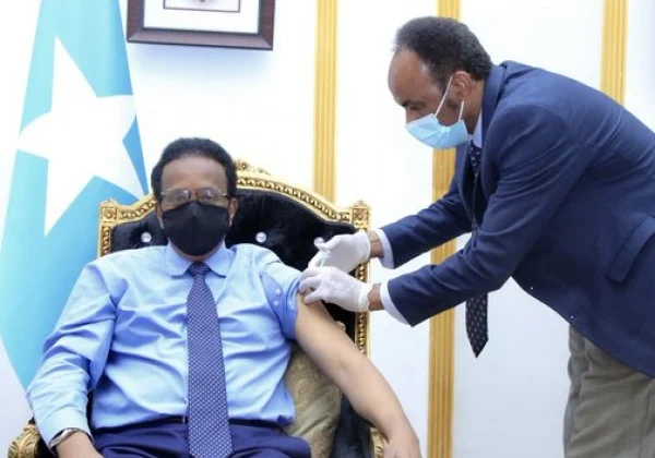 Somalia: Farmajo receives 1st dose of COVID vaccine
