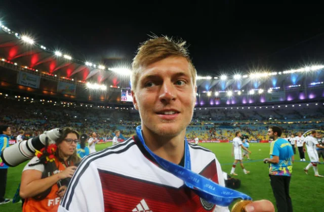 Toni Kroos Oo Ka Fadhiisanaya Kubadda Cagta