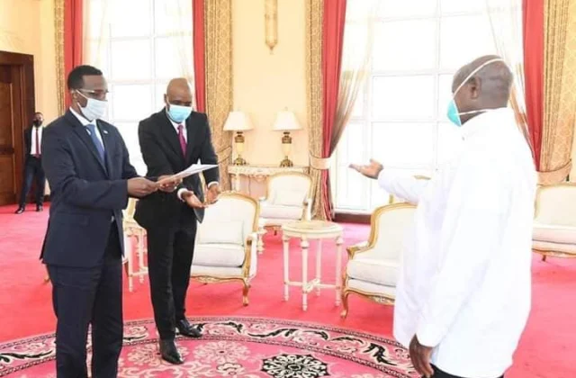 Yoweri Museveni waraaqihiisa aqoonsiga danjirenimo