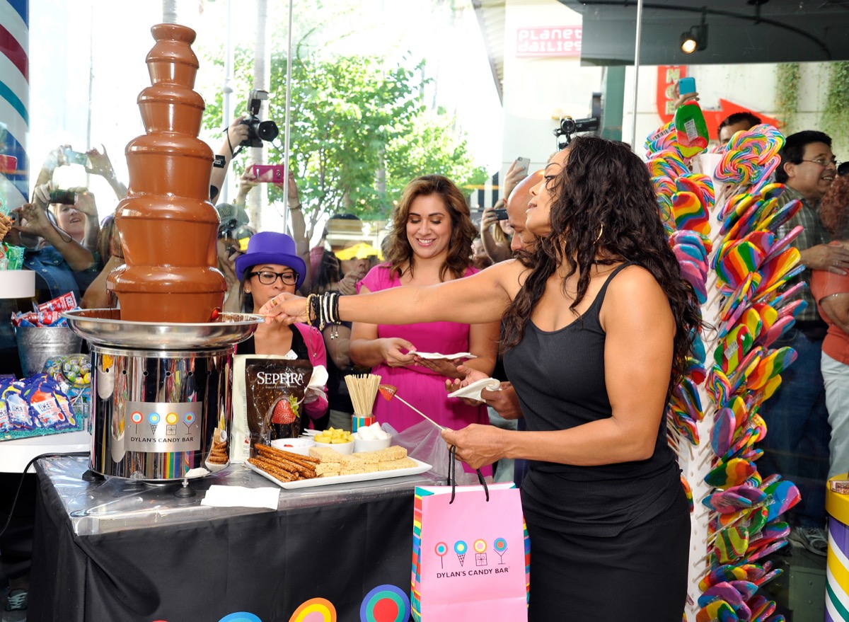 janet jackson dipping fruit in chocolate fountain