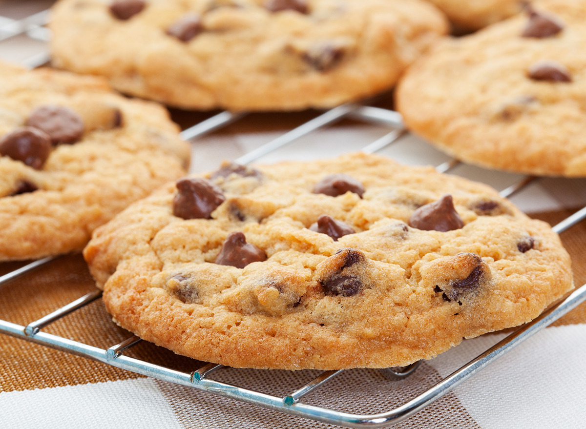 the 30 worst cookie mistakes you're making 144 chocolate chip cookies on a cooling rack
