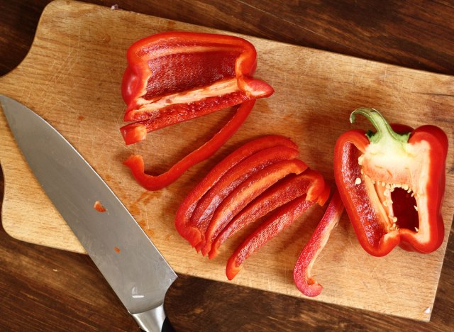 slicing bell pepper