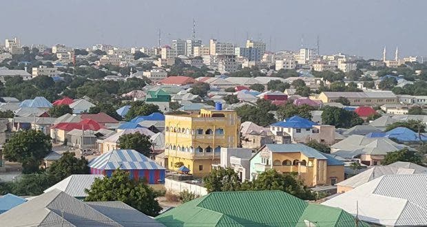 Daawo: Gabar lagu la’aa Muqdisho oo meydkeeda laga dhex hela…
