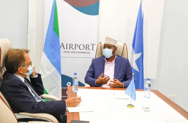 Axmed Madoobe iyo Siciid Deni oo kala hadlaya arrimaha doorashada