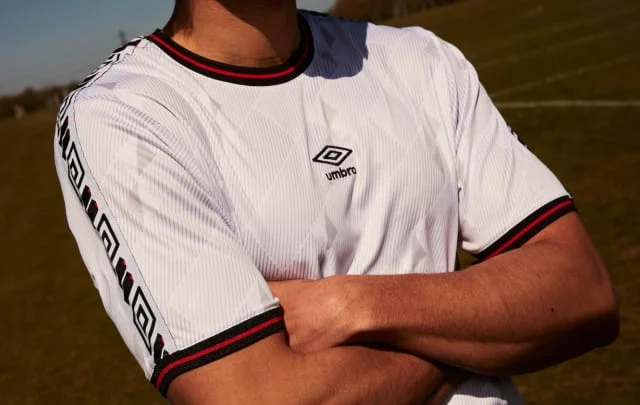 British icons Umbro & Carling hyperlink as much as launched soccer shirt with restricted version