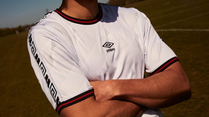 British icons Umbro & Carling hyperlink as much as launched soccer shirt with restricted version