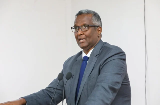 CC Shakuur: Saddex arrimood ayaa badbaadin kara Farmaajo iyo mucaaradka – Axadle
