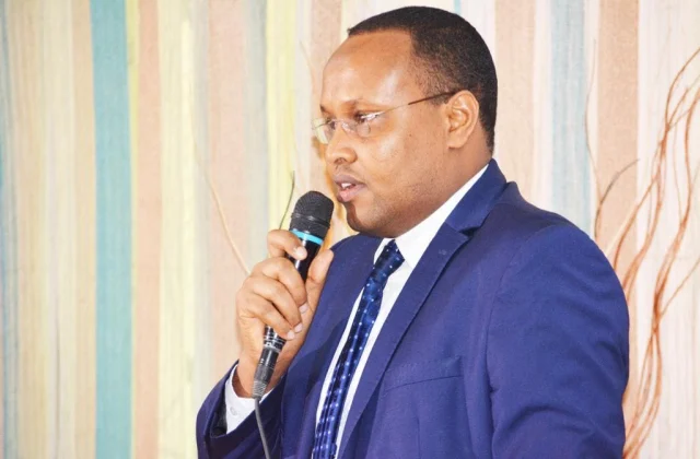 Cabdullahi Maxamed Nuur: Farmaajo wuxuu shacabka kala dooransiinaa laba daran
