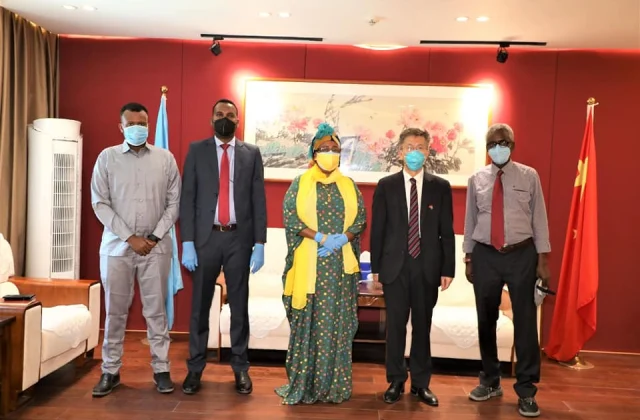 DF oo kulan la qaadatay safiirka Shiinaha kadib go’aankiisii muranka doorashooyinka