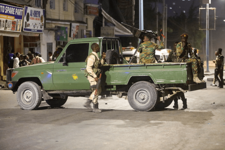 Ciidamada Milatariga ayaa ka soo horjeeda kordhinta Farmaajo ee Muqdisho iyo xaalada oo kacsan – Axadle