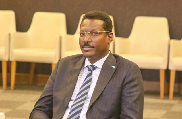 Daawo: Madaxweyne Qoor Qoor oo ka horyimid kordhinta furan – Axadle