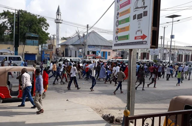 Daawo: Mudaaharaad looga soo horjeedo Farmaajo oo ka bilaabmay Muqdisho