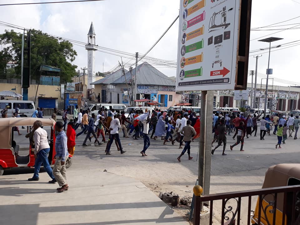 Daawo: Mudaaharaad looga soo horjeedo Farmaajo oo ka bilaabmay Muqdisho