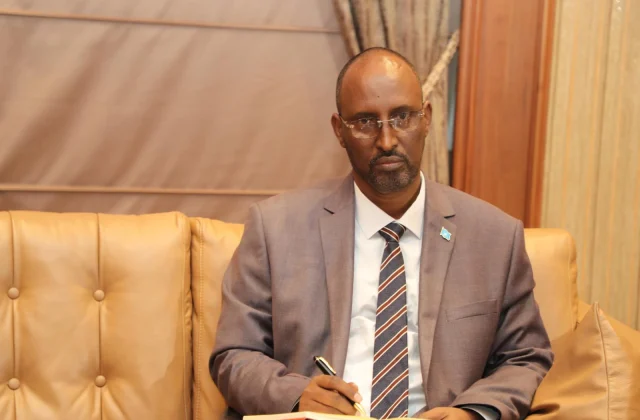 Xundubey: Dhibaatada ka taagan Muqdisho waxaay gabaad iyo fursad kartaa Sineysaa Al-Shabaab iyo Daacish
