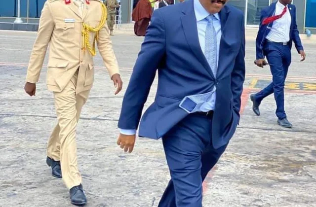 Farmaajo ayaa caawa ka ambabaxay magaalada Muqdisho, xagee ayuu aaday?