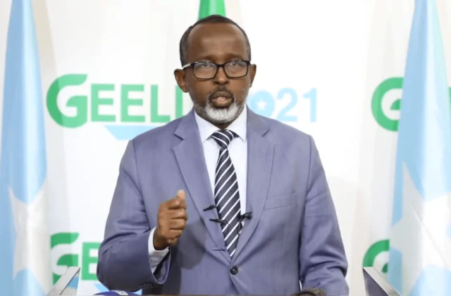 Geelle ayaa farriin culus u diray Farmaajo
