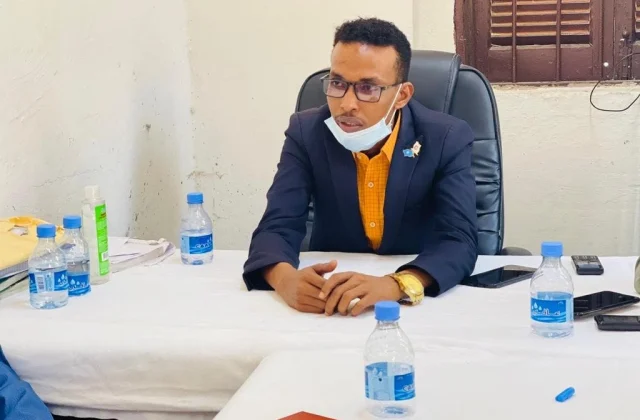 Gudoomiyaha degmada ‘wuu ka badbaaday’ rasaasta ay ku fureen ciidamada – Axadle