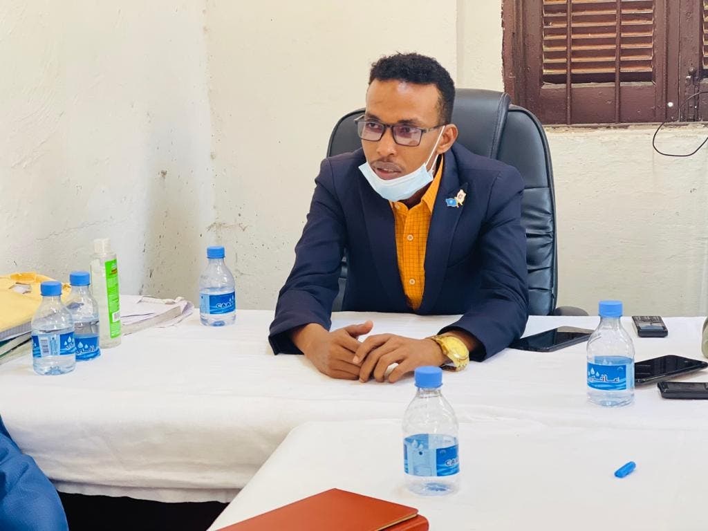 Gudoomiyaha degmada ‘wuu ka badbaaday’ rasaasta ay ku fureen ciidamada – Axadle